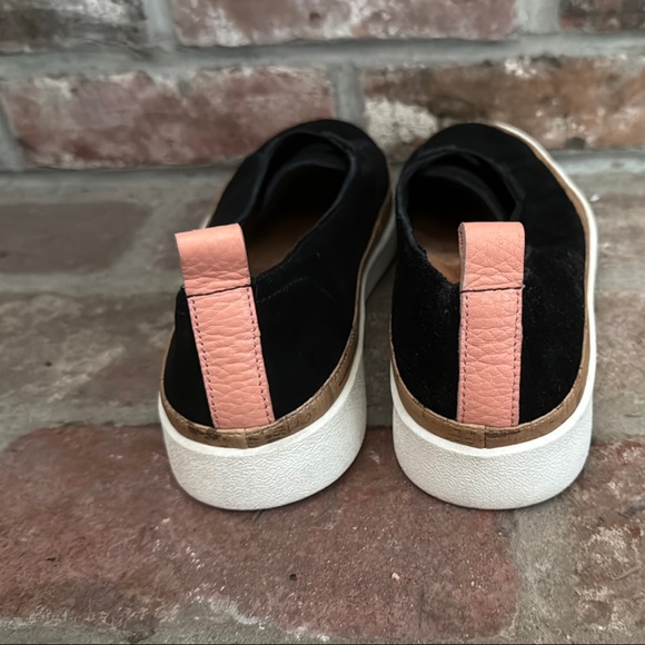 Vionic Levy, Black and Tan Slip-On Sneakers. Ladies size 8 Great condition - Picture 6 of 6